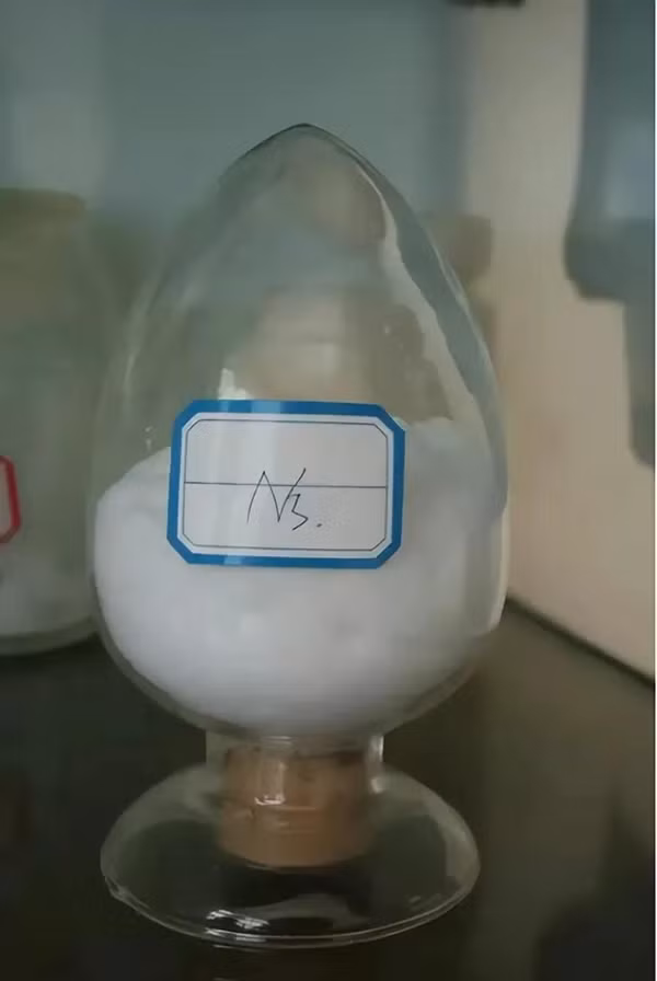 Thế rồi vào một buổi sáng, Tiểu Lý một lần nữa gặp phải tình trạng như những lần trước, dọn dẹp phòng thí nghiệm xong liền cảm thấy không đứng vững. Anh trở về phòng, uống thuốc bổ sung dinh dưỡng và ngủ đến tận 12 giờ trưa nhưng vẫn không hồi phục sức lực.