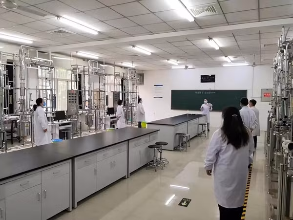 Đầu năm 2015, một ngày nọ, Tiểu Lý dọn dẹp phòng thí nghiệm xong thì bỗng thấy chóng mặt, cơ thể mệt mỏi. Anh quay về phòng trọ để nghỉ ngơi và nằm từ 9 giờ sáng đến 12 giờ trưa. Sau khi tỉnh dậy, cảm giác mệt mỏi đã biến mất, anh đi ăn một chút và quay lại làm thí nghiệm buổi chiều.