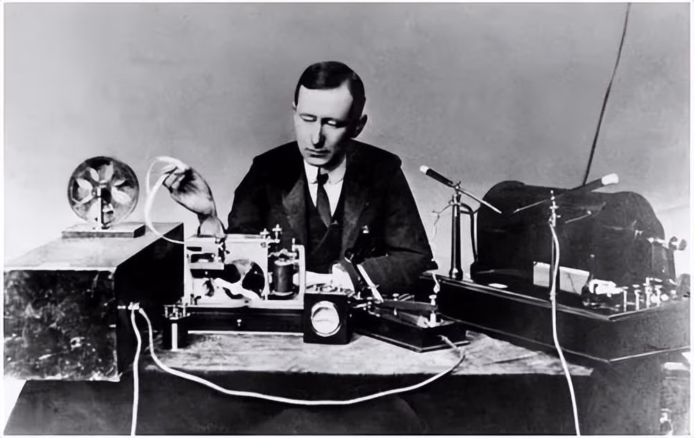 Nhà phát minh người Ý Guillermo Manic, người đoạt giải Nobel Vật lý, cũng được mời và đồng ý ngay lập tức. Tuy nhiên, do có việc khẩn cấp trong phòng thí nghiệm nên ông chỉ có thể mua vé đi các tàu khác, không lên Titanic.