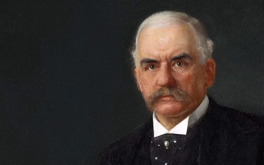 Người đầu tiên là John Morgan, người đã hỗ trợ tài chính cho công ty White Star Line. Công ty giữ cho ông một căn phòng riêng sang trọng nhất, căn phòng mà trong phim Titanic, nhân vật nữ chính Rose đã ở. Tuy nhiên, Morgan quyết định hủy chuyến đi vì ông quá say mê với cảnh đẹp tại Pháp và quyết định ở lại.