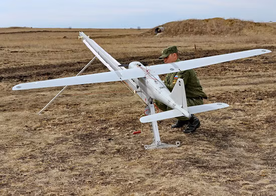 Bên cạnh Merlin, UAV Orlan-10, một sản phẩm của Trung tâm Công nghệ Đặc biệt, cũng đóng vai trò quan trọng. Với khả năng thực hiện trinh sát quang-điện tử, phát hiện tín hiệu vô tuyến và dẫn đường cho hỏa lực, Orlan-10 là một trong những UAV phổ biến nhất của Quân đội Nga. Phiên bản cải tiến gần đây được trang bị hệ thống truyền dẫn dữ liệu chống nhiễu, giúp tăng độ tin cậy và hiệu quả tác chiến.