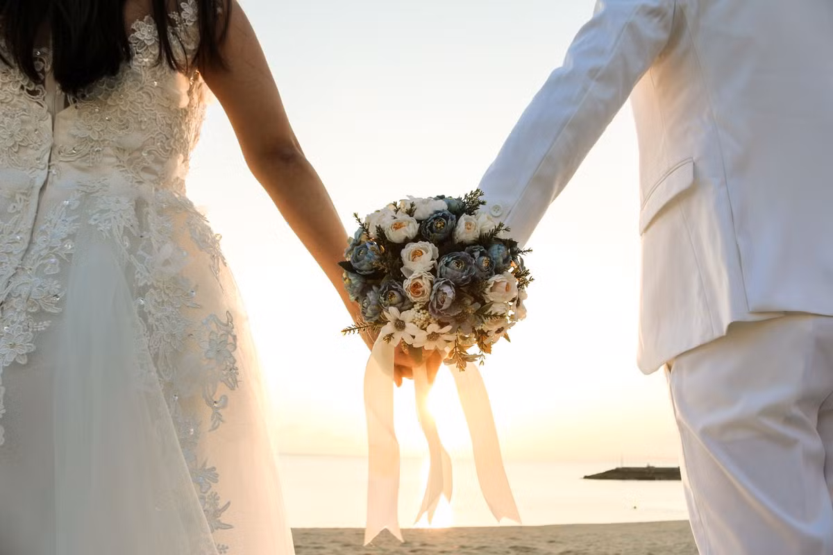 Vào ngày trọng đại, khi thấy mẹ mình ngồi cùng bạn gái cũ Margo, người đàn ông đã vô cùng bối rối và khó xử. Trong lúc đó, cô dâu June đứng bên cạnh không ngừng trấn an anh, muốn anh giữ bình tĩnh. Vì quá bực tức, người đàn ông đã đến bên cạnh mẹ ruột và yêu cầu bà và bạn gái cũ rời khỏi đám cưới.