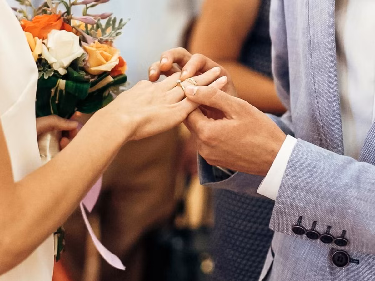Nào ngờ, khi thấy con trai phản ứng gay gắt, người mẹ lại càng khó chịu với cô dâu hơn, bà cố gắng thuyết phục con trai rằng Margo mới là người phụ nữ đích thực của đời anh, là "nửa kia" trọn vẹn của anh, việc June xuất hiện chỉ là trở ngại ngăn cản anh tìm được tình yêu đích thực.
