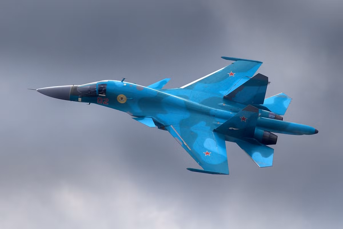 Su-34 cũng đóng vai trò quan trọng trong các cuộc tấn công vào các vị trí của Ukraine trên tiền tuyến, với khả năng tấn công chính xác bằng nhiều loại vũ khí khác nhau. Ngoài ra, Su-34 còn được sử dụng hiệu quả trong các hoạt động tác chiến ban đêm và trong môi trường có hệ thống phòng không dày đặc.
