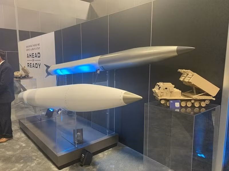 Chưa dừng lại đây, trong năm 2023, những "gã khổng lồ công nghiệp quốc phòng" của Mỹ là Lockheed Martin và liên doanh Raytheon Technologies - Northrop Grumman đã bắt đầu phát triển dự án tên lửa PrSM Increment 4, kéo dài cự ly tác chiến lên tới 1.000 km.