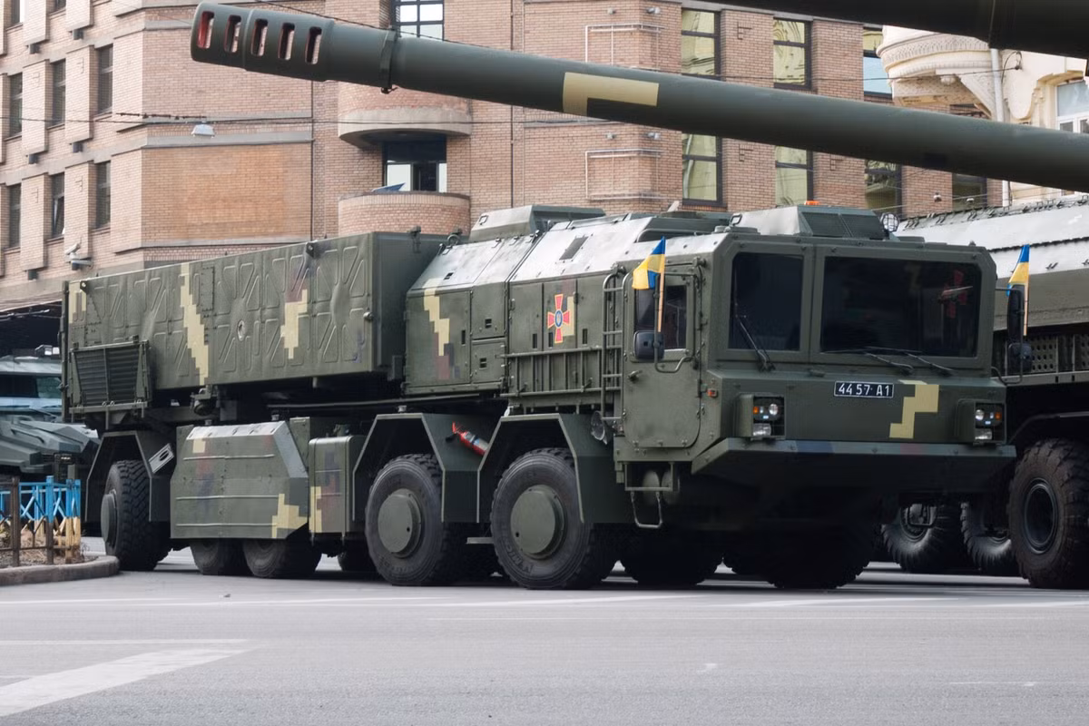 Ngày 4/10, lực lượng Ukraine đã phá hủy một trong những radar này bằng tên lửa ATACMS do Mỹ sản xuất, cho thấy chiến lược tấn công phủ đầu của Kiev trước khi tiến hành các cuộc tấn công quy mô lớn. Theo Bộ Tổng tham mưu Ukraine, khoảng 1/3 số radar Nebo-M của Nga đã bị ảnh hưởng kể từ khi cuộc xung đột leo thang, chỉ còn chưa đến 10 đơn vị hoạt động bảo vệ các khu vực trọng yếu.