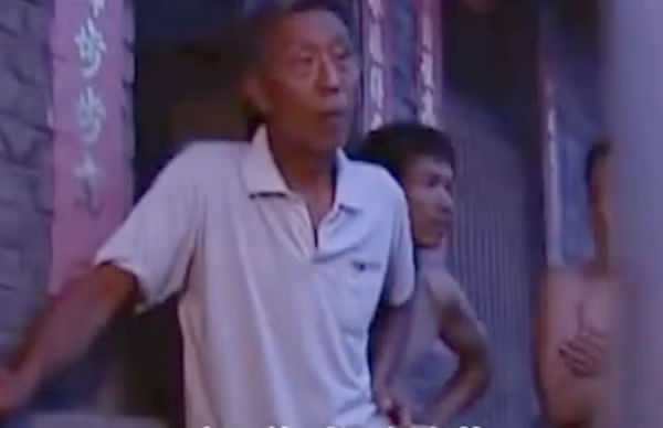 Cảnh sát sau đó thu thập mọi vật chứng tại nhà Kiều Kiều, bao gồm cả chai sữa chua mà bé đã uống và những vật dụng mà cậu tiếp xúc trước khi qua đời. Bước ngoặt lớn đã xảy ra khi kết quả khám nghiệm tử thi được công bố. Nguyên nhân cái chết của Tiểu Siêu Nghị không phải là ngộ độc thực phẩm thông thường. Tổ chức dạ dày của bé bị tổn thương nghiêm trọng, thành dạ dày đã biến thành màu đen do tác động của một chất hóa học cực mạnh. Điều này cho thấy bé đã bị đầu độc bởi một loại chất độc cực kỳ nguy hiểm.