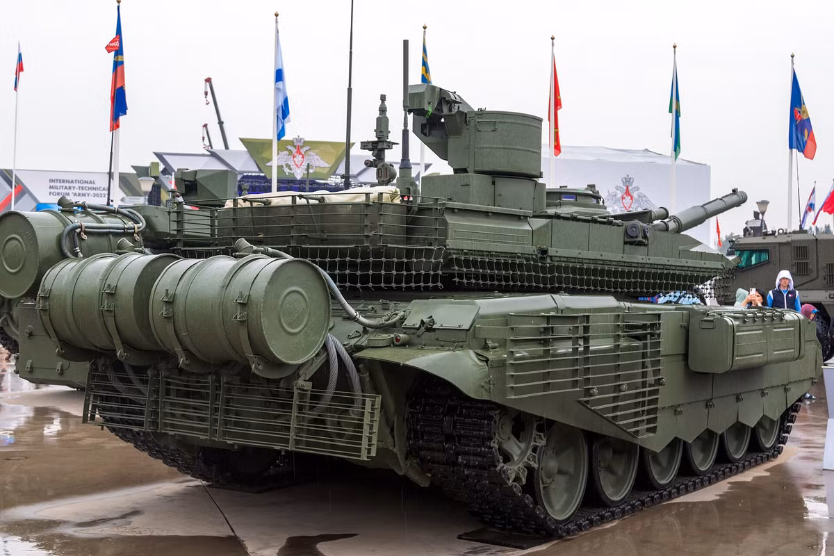 Về khả năng di chuyển, T-90M được trang bị động cơ diesel V-92S2F công suất 1.130 mã lực, cho phép xe đạt tốc độ tối đa 60 km/giờ và phạm vi hoạt động lên tới 500 km.
