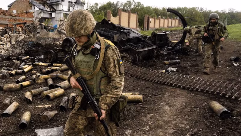 Sự kiện này đã gây ra những cuộc thảo luận sôi nổi trong nước Ukraine. Nhiều người cho rằng một lữ đoàn như vậy hoàn toàn không thể gánh vác trọng trách bảo vệ tổ quốc. Họ kêu gọi chính phủ tăng cường quản lý và giám sát quân đội, bảo đảm rằng mỗi người lính phải tham gia chiến đấu với tinh thần chiến đấu cao và lòng tin vững chắc để bảo vệ đất nước. Ảnh: WSJ.