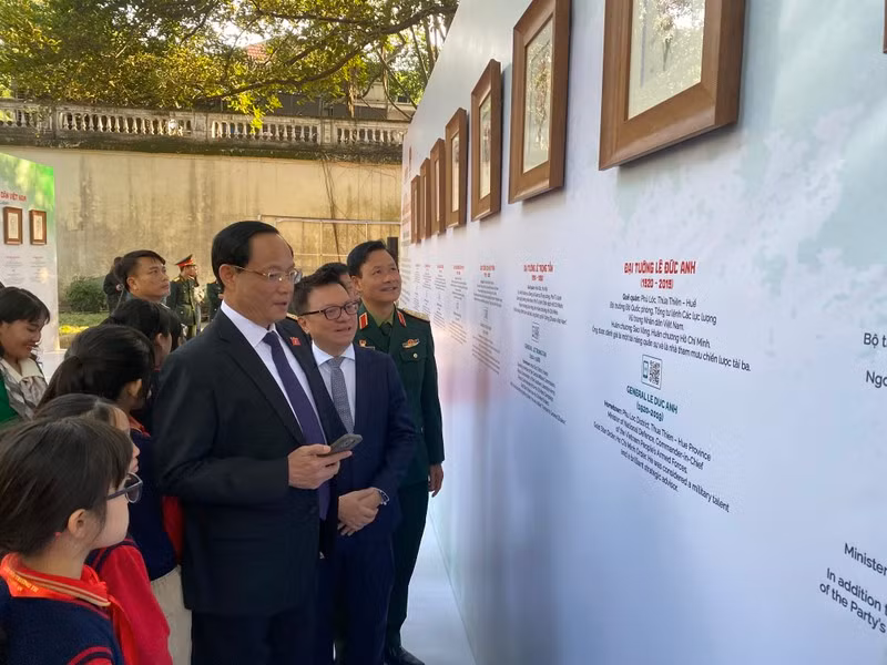 Thượng tướng Trần Quang Phương, Phó Chủ tịch Quốc hội tham quan và trải nghiệm triển lãm sử dụng hình thức tương tác mới qua mã QR.