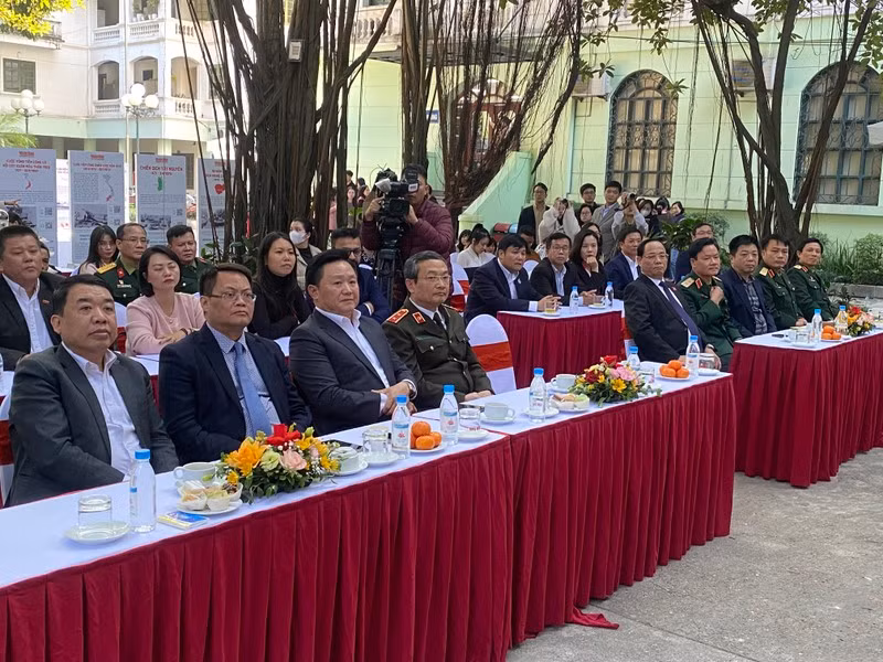 Các đại biểu tới dự lễ khai mạc triển lãm.
