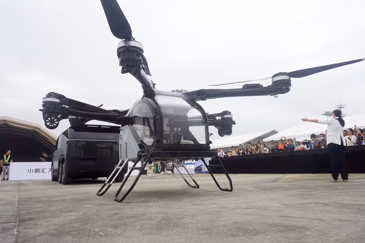 Airshow China 2024 không chỉ là sàn diễn của máy bay mà còn là nơi hội tụ của các công nghệ không người lái. Các mẫu drone này không chỉ phục vụ mục đích quân sự mà còn có tiềm năng ứng dụng trong các lĩnh vực dân sự như vận chuyển, cứu hộ và quản lý thiên tai. Đây là minh chứng rõ ràng cho sự phát triển mạnh mẽ của công nghệ không người lái, đưa ngành hàng không Trung Quốc tiến xa hơn trên bản đồ thế giới.