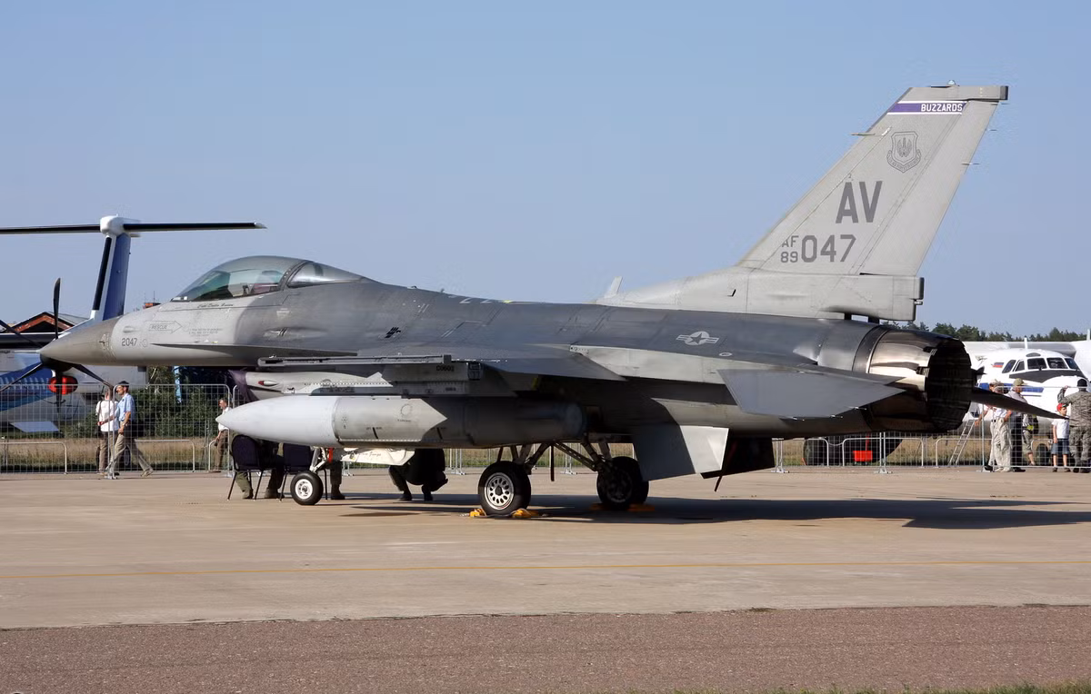 F-16 là một huyền thoại trong lịch sử Không quân Mỹ và vẫn sẽ là một biểu tượng trong lịch sử không chiến. Tuy nhiên, khi các mối đe dọa tiếp tục tiến hóa và công nghệ ngày càng tiến bộ, F-16 đang dần trở nên lỗi thời. Dù nâng cấp có thể giúp F-16 tiếp tục hoạt động trong vài thập kỷ tới, nhưng vai trò chủ chốt của nó trong không chiến sẽ không còn.