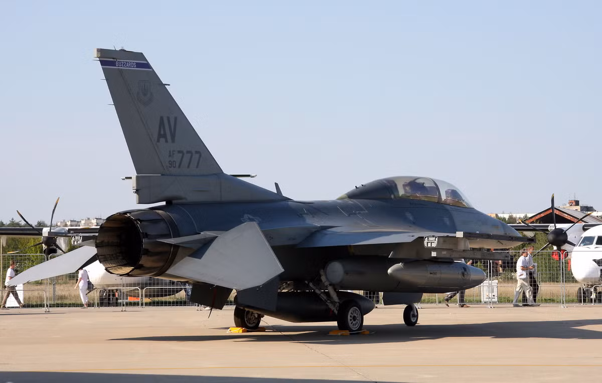 F-16 sẽ luôn được nhớ đến như một biểu tượng của sức mạnh không quân, nhưng tương lai đòi hỏi sự thay đổi và chuyển hướng để duy trì lợi thế chiến lược. Đã đến lúc Không quân Mỹ phải tiến lên, vượt qua những giới hạn của quá khứ và sẵn sàng cho những thử thách mới. (Nguồn ảnh: Wikipedia, Bộ Quốc phòng Mỹ, The National Interest).