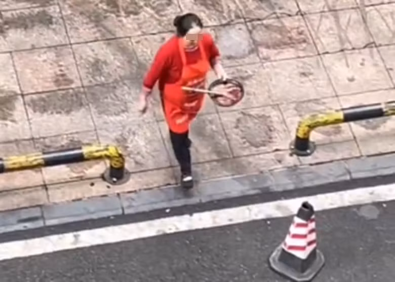 Chủ nhà hàng sau đó lên tiếng, khẳng định rằng cô không hề biết việc nhân viên của mình đang làm. Cô cho rằng việc thu gom dầu thải là hành động cá nhân của người phụ nữ này và hoàn toàn không liên quan đến nhà hàng. Tuy nhiên, sự việc không chỉ dừng lại ở một lời giải thích đơn giản.