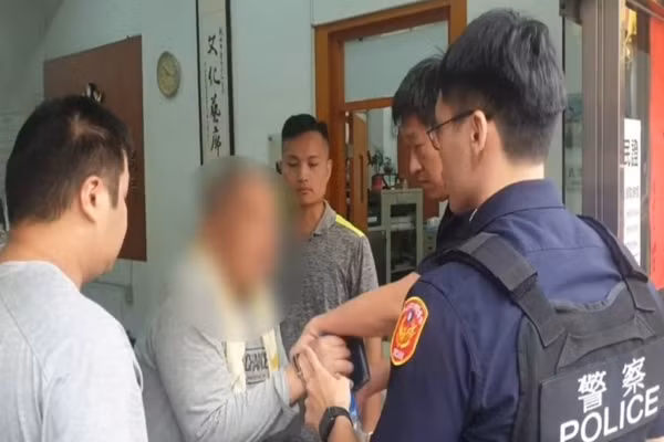 Vào buổi sáng vài ngày trước, tại khu Trung Hòa, Tân Bắc, Đài Loan (Trung Quốc), một vụ án mạng kinh hoàng xảy ra khi người đàn ông 67 tuổi sát hại chủ nhà 75 tuổi sau cuộc cãi vã về tiền điện. Sau khi gây án, nghi phạm còn tắm rửa, thay đồ rồi mới đến đồn cảnh sát tự thú, khiến dư luận không khỏi bàng hoàng. (Nguồn: Chinatimes)