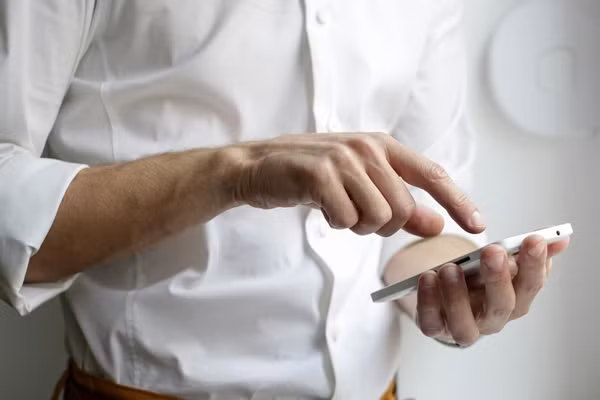 Hóa ra, trước khi kết hôn với anh A Cường, chị Phương đã sống chung với một người đàn ông khác ở thành phố Dương Châu. Để lừa A Cường, chị ta khéo léo tạo dựng hình ảnh "con nhà giàu", che giấu hoàn toàn quá khứ của mình.