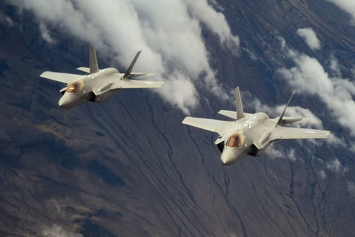 Thành công của F-35 không chỉ nằm ở công nghệ. Các quốc gia mua F-35 còn được hưởng lợi từ mạng lưới bảo trì, nâng cấp phần mềm và phần cứng, cùng khả năng tương tác với các hệ thống quân sự phương Tây khác. Đây là yếu tố quan trọng khiến F-35 trở thành lựa chọn hàng đầu của NATO và các đồng minh thân cận của Mỹ.