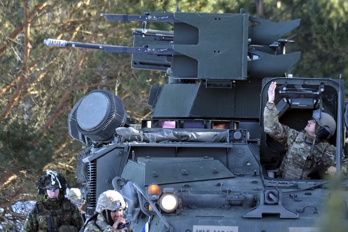 Bên cạnh đó, lớp giáp của Stryker cũng đã chứng minh được giá trị trong việc bảo vệ binh sĩ khỏi hỏa lực vũ khí nhỏ và mảnh đạn trong các cuộc giao tranh dữ dội, trong khi khả năng cơ động của ce cho phép tái triển khai nhanh chóng, giúp lực lượng Ukraine thích ứng với các động thái chiến thuật của Nga.