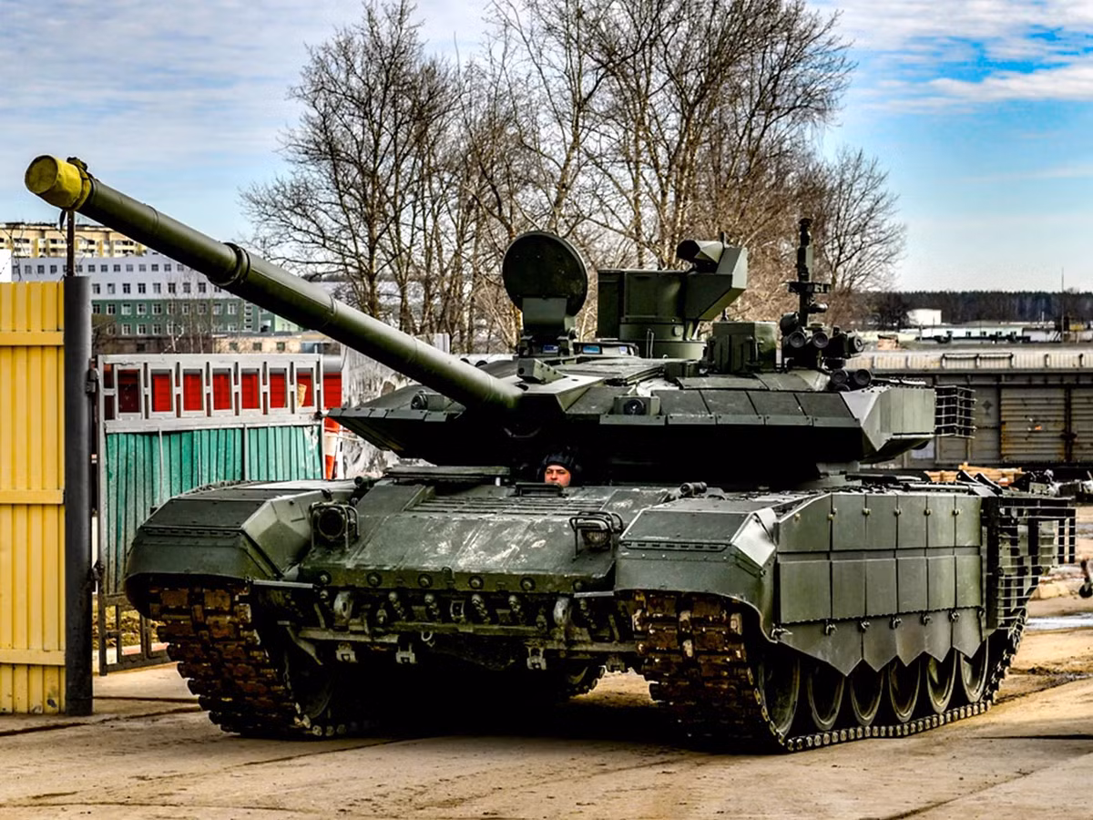 T-90M được trang bị lớp giáp tiên tiến, bao gồm giáp tiêu chuẩn và giáp phản ứng nổ được thiết kế để giảm tác động của đạn chống tăng. Ngoài ra, xe tăng có lưới kim loại chống súng chống tăng RPG và UAV. Ảnh: Newsweek.