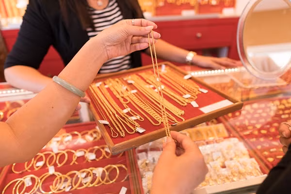 Công an địa phương cho biết, họ đã theo dõi và phát hiện ra Vương đã trở về quê nhà nên đã lập tức đến bắt giữ. Tuy nhiên, khi đến nơi, họ phát hiện ra người đàn ông này đang tổ chức đám cưới, vì vậy họ đã chờ đến khi đám cưới kết thúc mới bắt anh ta.