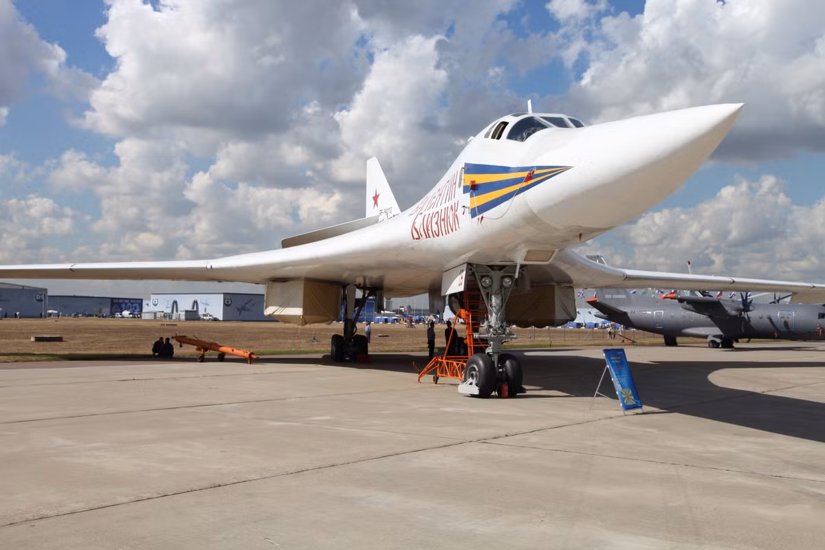 Một trong những thay đổi đáng chú ý nhất của Tu-160M là việc trang bị động cơ phản lực mới có tên gọi NK-32-02, cho phép máy bay đạt tốc độ tối đa lên tới 2.220 km/h. Tu-160M có thể hoạt động liên tục trong phạm vi 12.000 km mà không cần tiếp nhiên liệu. Ảnh: Wikipedia.