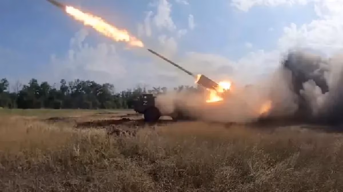 Tuy nhiên, điều này vẫn còn quá xa so với mục tiêu lâu dài của Nga là hoàn toàn kiểm soát khu vực này. Để đạt được điều đó, Nga cần chiếm thêm 4,000 dặm vuông lãnh thổ của Ukraine, khoảng gấp năm lần số lượng mà họ đã chiếm được trong năm qua.