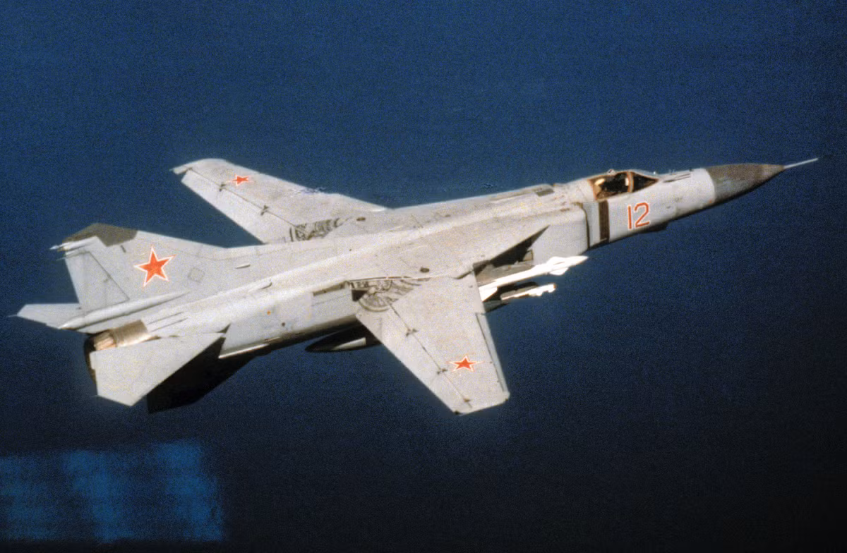 MiG-23 được thiết kế với nhiều cải tiến vượt trội so với MiG-21. Nó mang khả năng tải trọng lớn hơn, tầm bay xa hơn và có thể tấn công mục tiêu ngoài tầm nhìn nhờ hệ thống radar tiên tiến. Đặc biệt, thiết kế cánh cụp cánh xòe - công nghệ tối tân lúc bấy giờ - giúp MiG-23 linh hoạt hơn trong các nhiệm vụ chiến đấu.