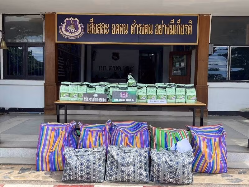 Theo truyền thông địa phương, cảnh sát Udon Thani đã nhận được tin báo về một giao dịch ma túy diễn ra tại một khách sạn địa phương. Khi tới nơi và phục kích, họ đã bắt giữ thành công một nữ sinh đại học và tịch thu số ma túy đá methamphetamine trị giá khoảng 354 triệu baht (khoảng 261 tỷ đồng) với trọng lượng lên tới 354 kg.