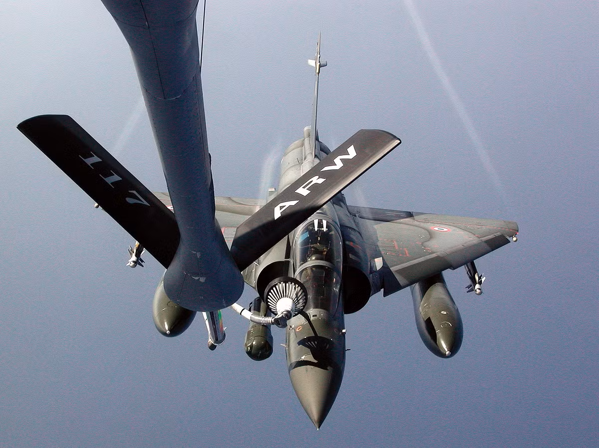Trong bối cảnh tương tự Ukraine, Mirage 2000 có thể được triển khai theo các chiến lược sau: tấn công hệ thống phòng không từ xa, giành ưu thế trên không, hỗ trợ hỏa lực gần (CAS). Tuy nhiên, những nhiệm vụ này phải được thực hiện thận trọng để tránh rơi vào tầm bắn của các hệ thống phòng không cơ động như Pantsir-S1.