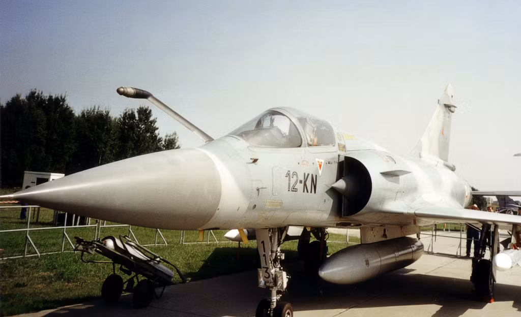 Bằng cách kết hợp khả năng tác chiến điện tử của Mirage 2000 với sức mạnh không chiến của MiG-29 và Su-27, các đội hình này có thể thực hiện nhiệm vụ an toàn và hiệu quả hơn. Một ví dụ điển hình về sự phối hợp đa nền tảng là trong cuộc xung đột giữa Ấn Độ và Pakistan năm 1999, khi Không quân Ấn Độ sử dụng Mirage 2000 cùng với MiG-21 và MiG-27. Mirage 2000 thực hiện nhiệm vụ tấn công chính xác vào các cứ điểm kiên cố của đối phương, trong khi các máy bay khác hỗ trợ từ mặt đất và trên không.