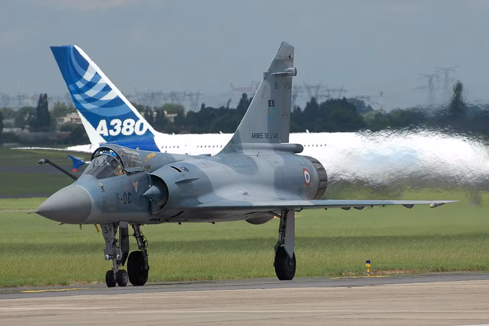Mirage 2000 có thể mang nhiều loại vũ khí chính xác như bom dẫn đường Spice 2000 và tên lửa Popeye. Những loại vũ khí này cho phép máy bay tấn công mục tiêu quan trọng từ xa mà không cần vào sâu trong vùng kiểm soát của đối phương.