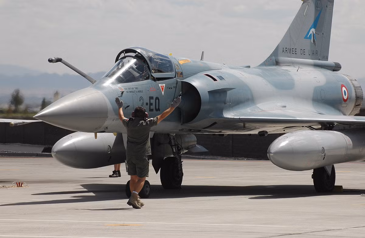 Tại các khu vực tranh chấp như Ukraine, nơi Nga triển khai tiêm kích Su-35, Su-30 và hệ thống tên lửa phòng không S-400/S-300, yếu tố sống còn của Mirage 2000 phụ thuộc vào khả năng tác chiến từ xa (stand-off). Việc hạn chế tiếp xúc trực tiếp với phạm vi nguy hiểm sẽ giảm thiểu rủi ro bị tiêu diệt bởi các hệ thống này, vốn có khả năng bắn hạ mục tiêu ở khoảng cách tới 400 km.