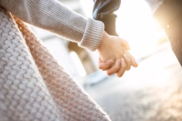 Không chỉ lừa đảo những người phụ nữ đã kết hôn với mình, Lưu còn lợi dụng các mối quan hệ trên mạng xã hội và tại các tiệm massage để làm quen và lừa tiền của nhiều phụ nữ độc thân khác. Tổng cộng, số tiền mà Lưu đã chiếm đoạt được từ các nạn nhân lên đến hơn 2 triệu nhân dân tệ (khoảng hơn 7 tỷ đồng). Hành vi phạm tội của Lưu chỉ bị phanh phui khi người vợ thứ năm phát hiện ra tình sử dày đặc của chồng khi dọn dẹp giấy tờ và quyết định trình báo với cảnh sát.