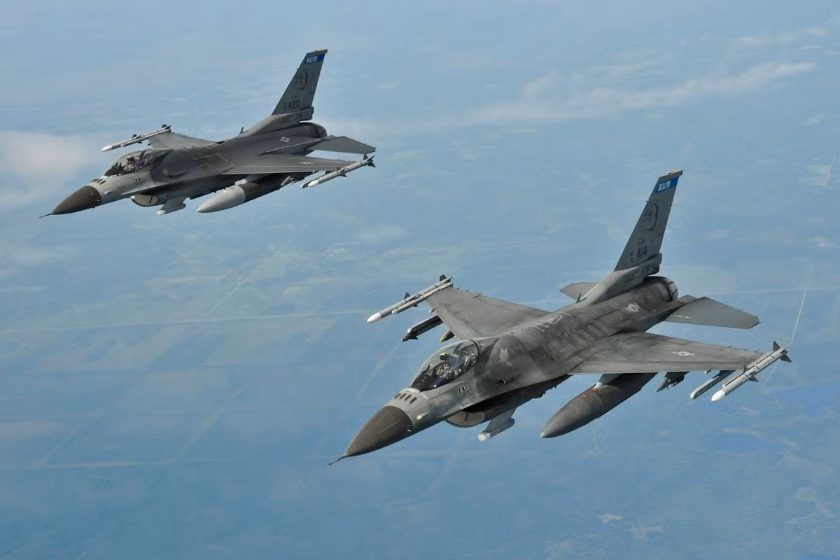 Căn cứ này đã là trung tâm đào tạo phi công F-16 trong hơn 40 năm, nhưng vào ngày 20/9, Phi đội Tiêm kích 309 đã chứng kiến lớp học cuối cùng hoàn thành khóa huấn luyện và Phi đội 56 tại Luke AFB giờ đây sẽ chuyển hoàn toàn sang đào tạo sử dụng F-35A Lightning II. Sự thay đổi này sẽ bao gồm việc cập nhật các chương trình, nâng cấp cơ sở hạ tầng và tháo dỡ thiết bị F-16 để chuẩn bị cho hoạt động F-35.