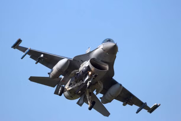Tính đến tháng 7/2023, có 935 chiếc F-16 Fighting Falcons đang hoạt động trong đội bay chiến đấu của Không quân Hoa Kỳ. Chiếc máy bay này đã thực hiện chuyến bay đầu tiên vào tháng 1/1974 và chính thức đi vào hoạt động vào ngày 17/8/1978. (Nguồn: Military.com, National Interest, Getty Images, Wikipedia, Lockheed Martin).