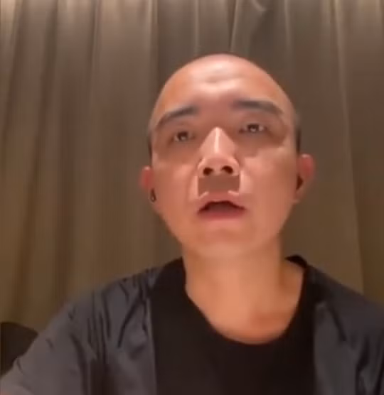 Chính quyền địa phương đã vào cuộc sau khi sự việc lan rộng, tạo ra hiệu ứng tiêu cực trong xã hội. Đồn cảnh sát đã thành lập một nhóm chuyên án để điều tra và hòa giải vụ việc. Tuy nhiên, việc xử lý như thế nào để đảm bảo quyền lợi của gia đình nạn nhân và răn đe những hành vi tương tự trong tương lai vẫn là một thách thức lớn. Trong ảnh là anh Lý chia sẻ về vụ việc.