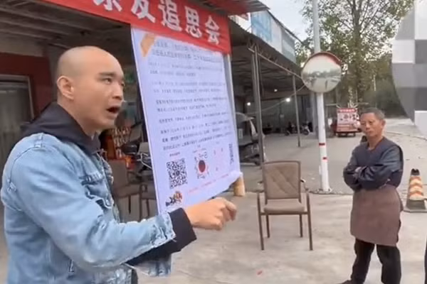 Theo thông tin được đăng tải rộng rãi trên các phương tiện truyền thông Trung Quốc, vụ án mạng xảy ra cách đây 20 năm liên quan đến một mâu thuẫn hàng xóm. Nạn nhân là ông Lý đã bị sát hại một cách dã man, hung thủ thậm chí còn có ý định đốt xác nạn nhân. Hung thủ, được xác định là ông D, sau đó bị kết án tù giam 20 năm. Trong ảnh là con trai ông Lý đang chia sẻ với cảnh sát về sự việc.