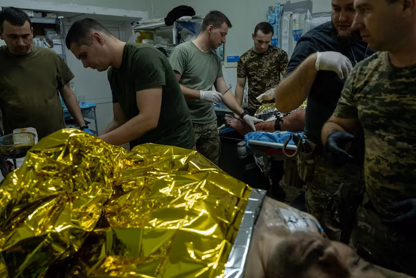 Ông Gady và các chuyên gia quân sự khác cho biết, khi mùa hè bắt đầu, Quân đội Ukraine đang ở vị trí tốt để chịu đựng cuộc chiến ở khu vực này trong khi chờ đợi tổn thất của Nga tăng lên, chuẩn bị cho các cuộc phản công có thể xảy ra vào năm tới. Các bác sĩ và y tá của Lữ đoàn Cơ giới số 33 đã điều trị cho những binh sĩ bị thương tại một điểm ổn định ở quận Pokrovsk, miền đông Ukraine, vào tháng trước.