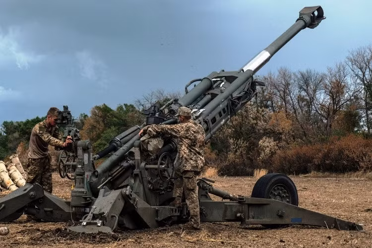 Bên cạnh đó, M777 không có lớp giáp bảo vệ, khiến kíp pháo binh dễ bị thương trong quá trình khai hỏa và di chuyển. Theo các nhà phân tích, những điểm yếu này đã dẫn đến thiệt hại đáng kể, với khoảng một phần ba số khẩu pháo M777 gửi đến Ukraine được báo cáo là bị phá hủy hoặc hư hỏng nặng.
