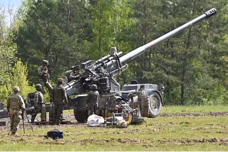 Lựu pháo M777 155mm do BAE Systems thiết kế đánh dấu bước tiến lớn trong công nghệ pháo binh nhờ cấu trúc siêu nhẹ từ hợp kim titanium và nhôm. Với trọng lượng chỉ 4218 kg, đây là khẩu pháo 155mm đầu tiên dưới 10.000 pound, cho phép triển khai nhanh và cơ động cao.