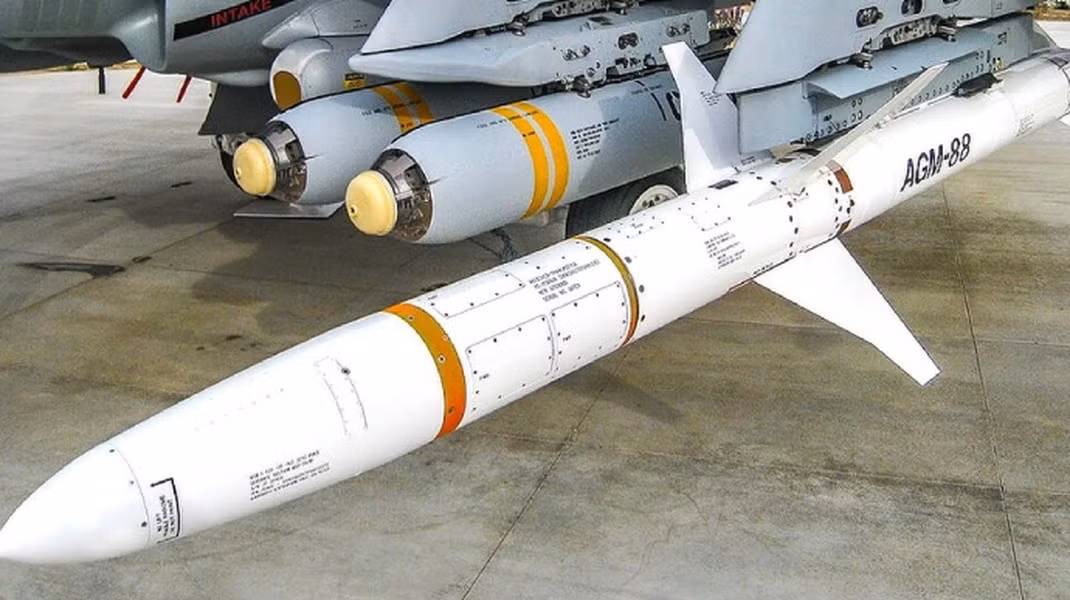 Tên lửa chống radar tiên tiến AGM-88E có chiều dài 417 cm; đường kính thân 25,4 cm; sải cánh 112 cm; trọng lượng phóng 361 kg. Loại đạn hàng không này có thể tấn công mục tiêu ở cự ly hơn 60 dặm (110 km) và tốc độ tối đa trên Mach 2 (680 m/s).