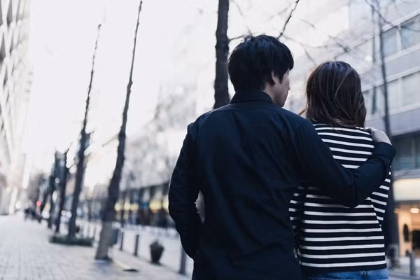 Sau đó, cô Trương và anh Văn thường xuyên trò chuyện riêng, có nhiều lần gặp mặt thân mật, từ ngoại tình tư tưởng đến ngoại tình thật ngoài đời.