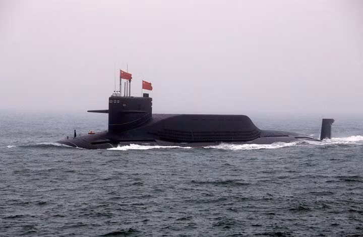 Trong cuộc chạy đua mới này, Mỹ đang tìm lại hình ảnh "kho vũ khí của dân chủ" đã từng là niềm tự hào của mình, bằng cách tăng cường năng lực sản xuất và thay đổi chiến lược đóng tàu. Điều này đòi hỏi những cải cách táo bạo, nhanh chóng và một chiến lược toàn diện, nếu không, sự thống trị của Mỹ tại khu vực Ấn Độ Dương - Thái Bình Dương có thể sẽ chỉ còn là quá khứ. (Nguồn ảnh: The National Interest, Army Recognition, Xinhua, South China Morning Post, Wikipedia, Hisutton.com, weaponsandwarfare.com, Naval News, Sputnik).