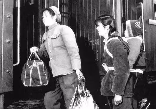 Cuộc sống duy trì bằng thư từ như vậy kéo dài suốt 12 năm. Năm 1954, Đoàn Đức Hiển xuất ngũ, được phân công công tác tại một nông trường ở Bắc An, Hắc Long Giang, công việc ổn định với chế độ đãi ngộ tốt. Anh quyết định gọi Hà Khai Mỹ đến đoàn tụ. Thời gian gửi thư là tháng 9, theo tính toán, Hà Khai Mỹ sẽ đến trước tháng 10. Nhưng mãi đến đêm ngày 9/10, anh vẫn không thấy vợ đến. Không ngờ sáng ngày 10/10, đang làm việc thì lãnh đạo gọi anh vào văn phòng, hóa ra là vợ đã đến.
