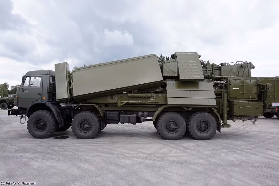 Khí tài này được sử dụng để điều khiển các hệ thống tên lửa phòng không S-400 Triumf và 300PMU-2 Favorit. Các tay súng đối lập đã công khai thông tin này kèm theo hình ảnh tương ứng.