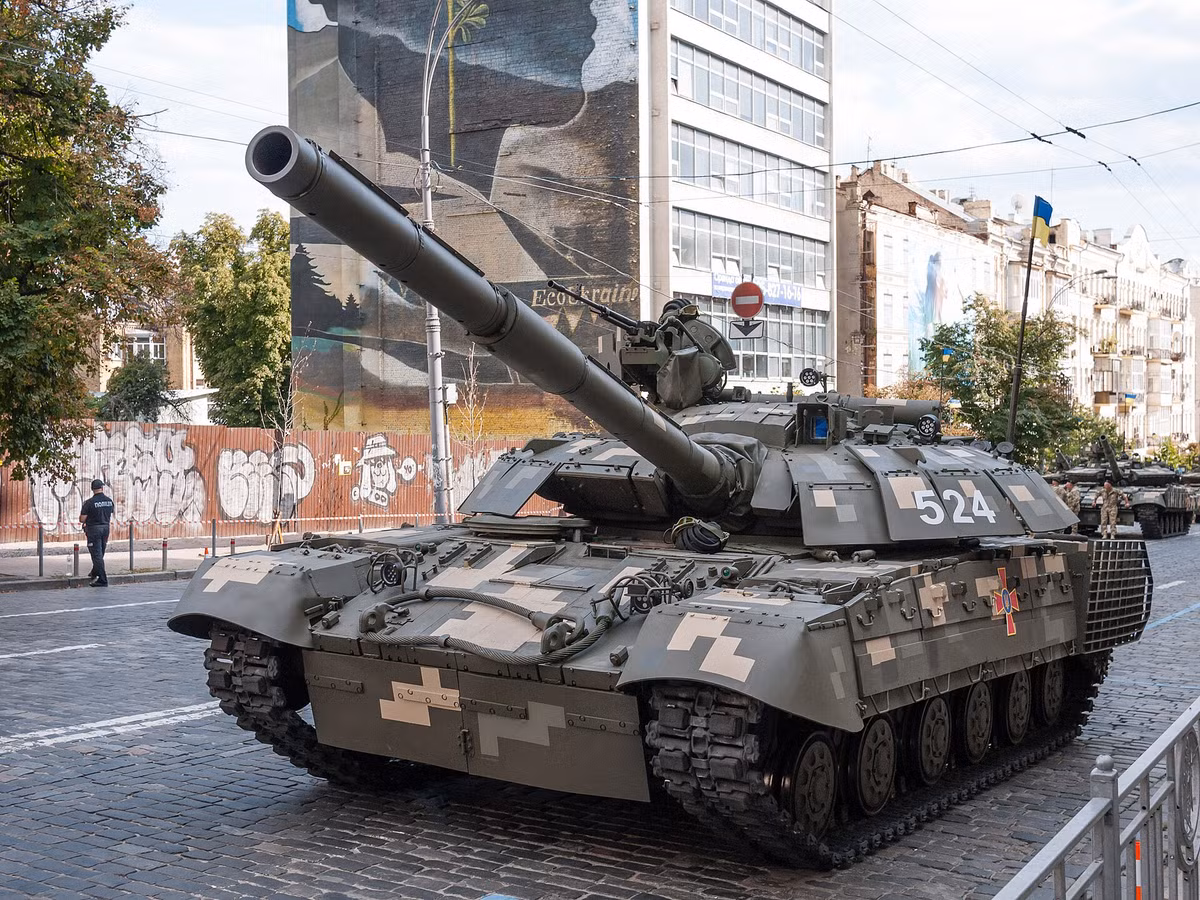 Thực tế, phương Tây có lẽ nên giúp Ukraine sản xuất thêm những chiếc T-64, thay vì tập trung vào việc áp đặt các tiêu chuẩn chiến đấu nước ngoài. Cuộc chiến sẽ không thể kéo dài mãi và nếu không có một giải pháp ngoại giao hiệu quả, những nỗ lực của Ukraine dù tài tình đến đâu cũng sẽ không mang lại kết quả mong đợi. Chỉ khi nào đạt được thỏa thuận với Moscow, Ukraine mới có thể hy vọng kết thúc cuộc chiến này.