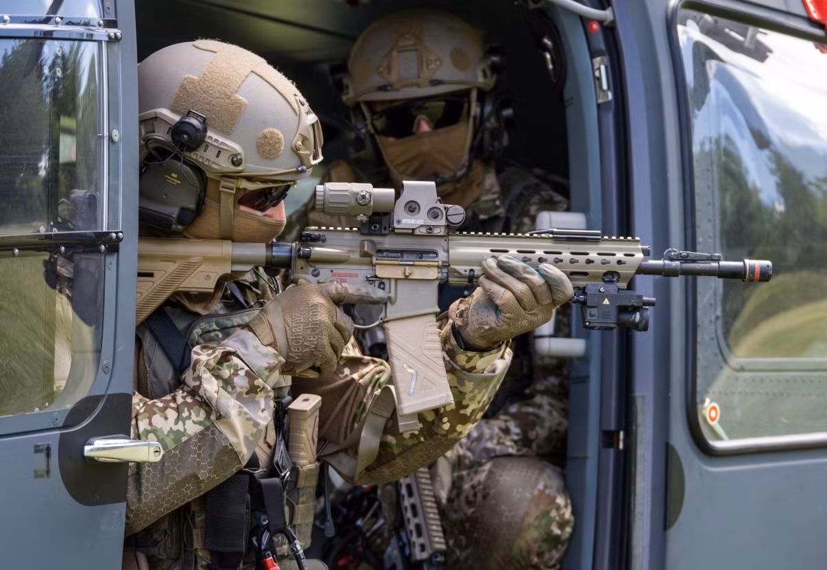 HK416 có tầm bắn tối đa 600m với tốc độ bắn 850 viên/phút. Điểm yếu lớn nhất của HK416 là nòng súng dễ quá nhiệt khi khai hỏa liên tục, dẫn tới chệch mục tiêu. Hiện tại HK416 đang là vũ khí chính của các đơn vị đặc nhiệm tại nhiều quốc gia trên thế giới. Súng trường tấn công HK416 có 5 phiên bản quân sự và 7 phiên bản dân sự, hiện đang được sử dụng ở 27 quốc gia.