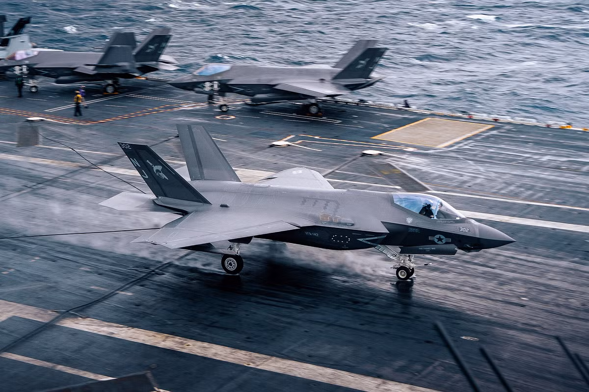 F-35C không chỉ là một chiếc máy bay chiến đấu mà còn là biểu tượng cho sự thống trị công nghệ và quân sự của Mỹ. Với những cải tiến độc đáo và sức mạnh toàn diện, nó xứng đáng trở thành một trong những vũ khí răn đe mạnh mẽ nhất trên biển. (Nguồn ảnh: Official U.S. Navy Page, U.S. Aif Force, Wikipedia, Navy.mil).
