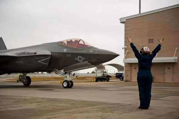 Dù chương trình phát triển F-35 Lightning đã vượt ngân sách và thời gian dự kiến, Lầu Năm Góc vẫn kiên quyết theo đuổi loại máy bay này. Không quân, Hải quân, Thủy quân lục chiến Mỹ, cùng với nhiều lực lượng không quân đồng minh, hiện hoàn toàn phụ thuộc vào dòng chiến đấu cơ do Lockheed Martin sản xuất.